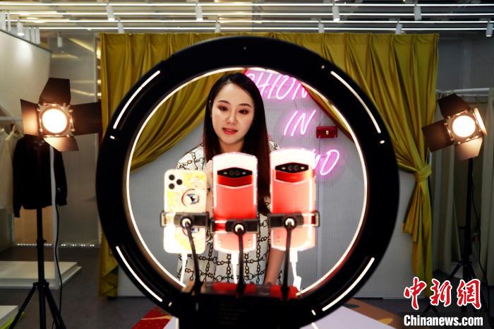 直播行业影响GDP_美女直播(3)