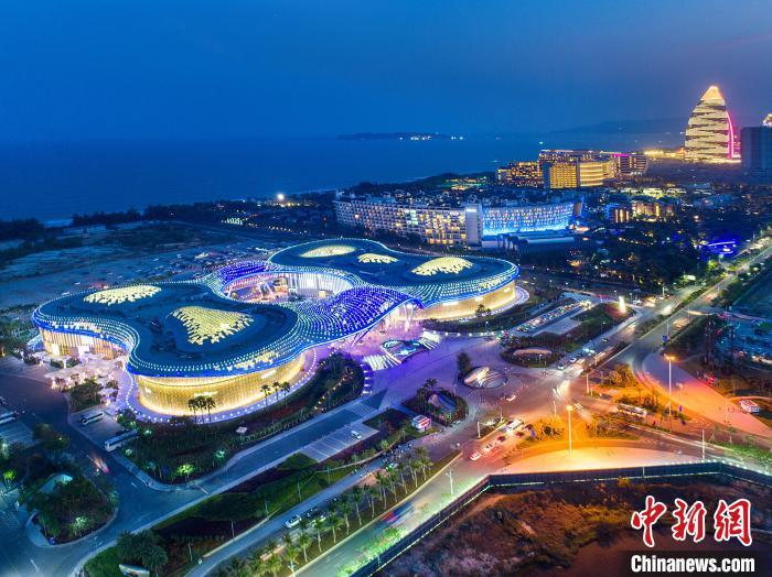 图为三亚国际免税城夜景。 骆云飞 摄