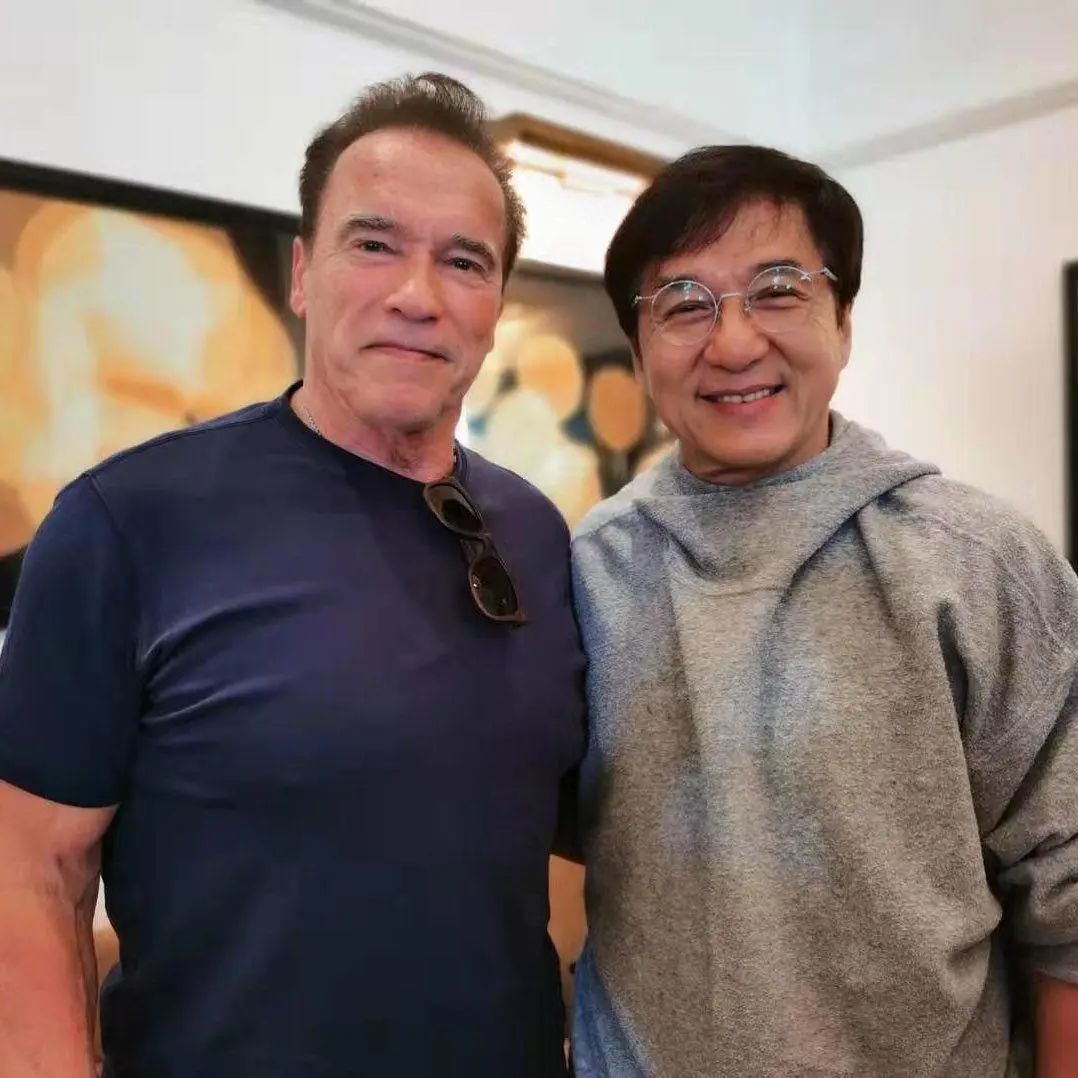73岁施瓦辛格不低调,穿皮衣骑摩托炫酷抢眼,踩铆钉靴显硬汉本色