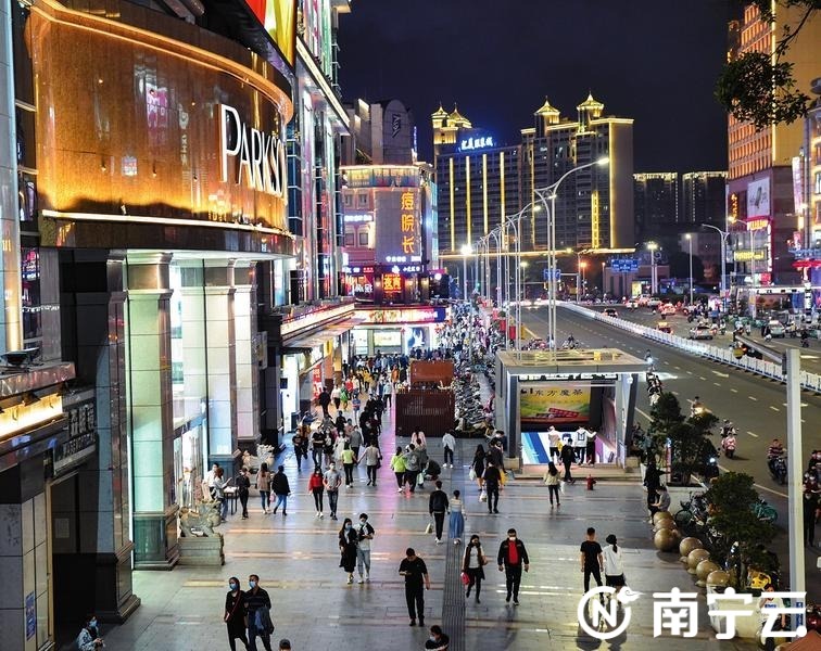 南宁市经济社会秩序全面恢复,激发“夜经济”活力。图为到商圈逛街购物的市民不断增多。 记者潘浩 摄