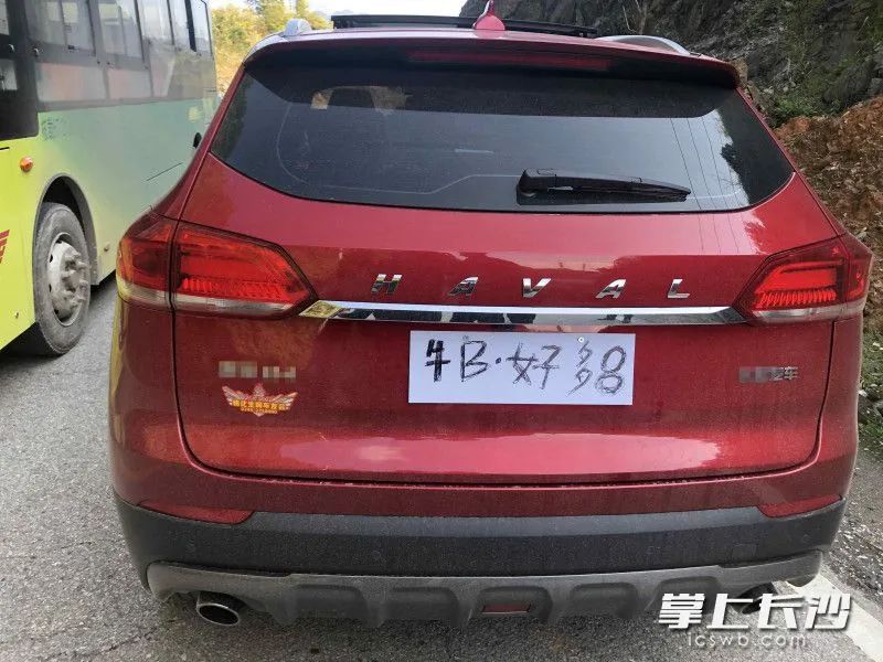 “好多8!”湖南一男子挂奇葩车牌上路,交警:没收,扣12分休闲区蓝鸢梦想 - Www.slyday.coM “好多8!”湖南一男子挂奇葩车牌上路,交警:没收,扣12分休闲区蓝鸢梦想 - Www.slyday.coM