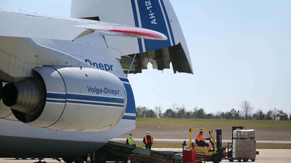 中国口罩运抵法国 法官员：要“像金条一样”护