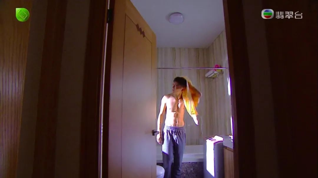 《机场特警》啲露肉镜头,广女真係中意睇?仲以为蔡思贝係男人???