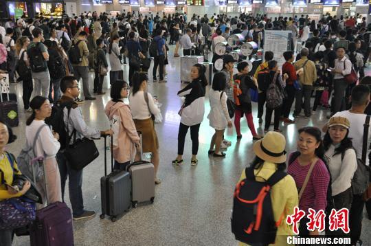 资料图:成都机场繁忙的航站楼大厅。 吕俊明 摄