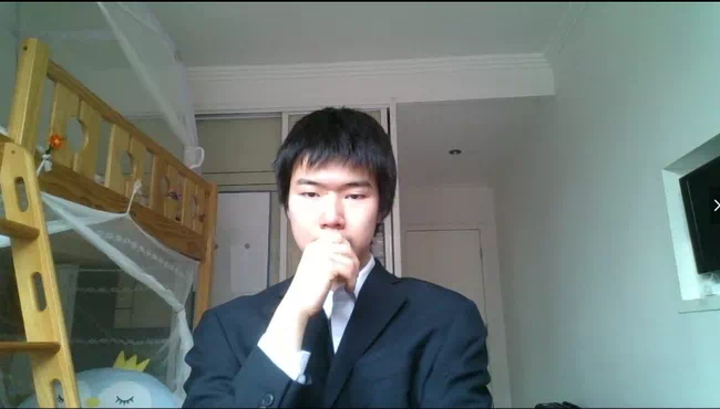 辜梓豪4个月没理发了。视频截图