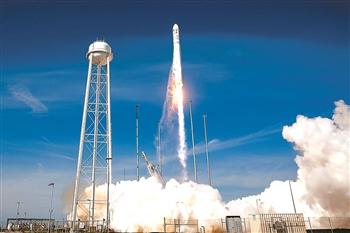 这是去年美国诺思罗普-格鲁曼公司利用“安塔瑞斯”火箭发射“天鹅座”飞船，从美国东海岸弗吉尼亚州的瓦勒普斯航天发射场起飞。 新华社发(沈霆 摄)