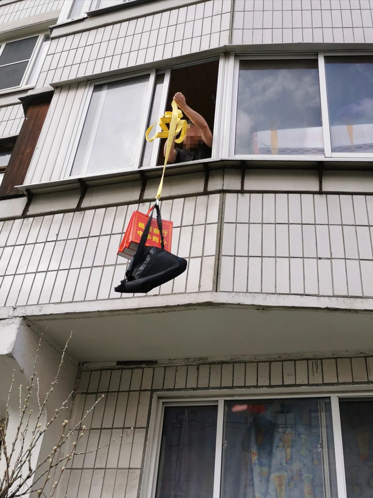 中使馆向莫斯科多个市场华商发放防疫“健康包