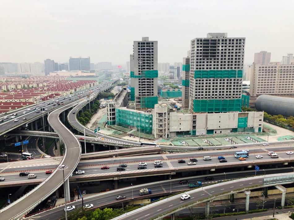  未拆除前的“烂尾楼”。