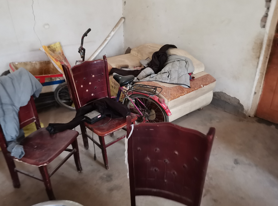  刘家兄弟家里。