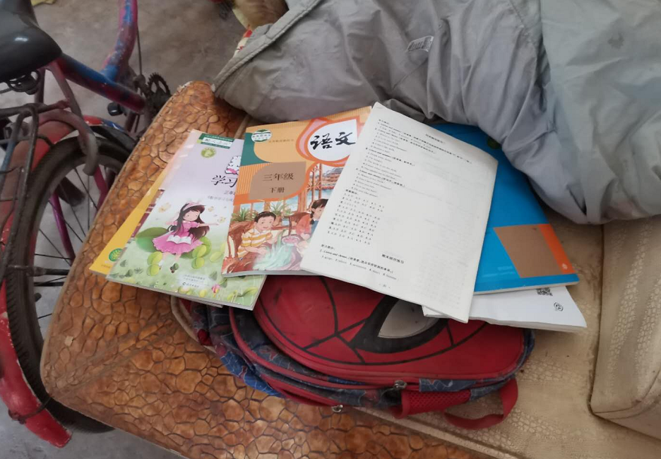  孩子刘振邦的书本。