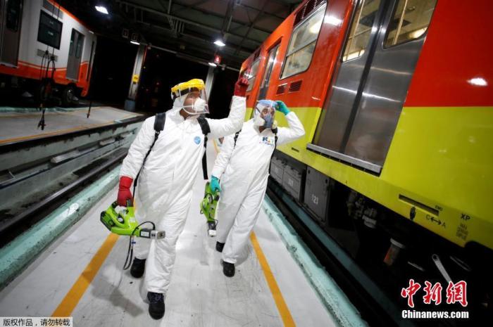 当地时间3月17日，墨西哥墨西哥城，工作人员在地铁车厢外进行消毒。