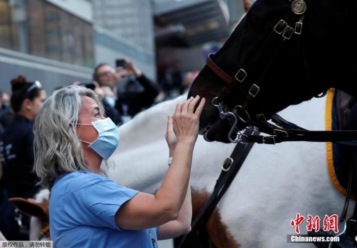  ����ͼ������ʱ��4��16�գ�ŦԼ������ɳ��ﾯС��ִ�ŦԼ�ʸ���ҽѧ����ο��ҽ����Ա��ͼΪ��ʿ��ҽ����ҽԺ����ﾯ��ս�����ܻ�����