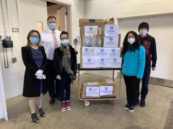 在纽约的黔籍华人家庭:我在家里工作,孩子都在家上网课,当麻醉师的先生很少回家