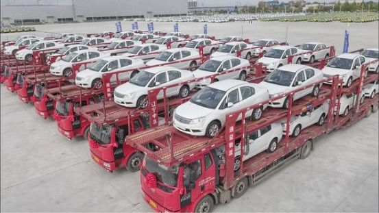 首批“河南造”速达纯电动轿车出口德国