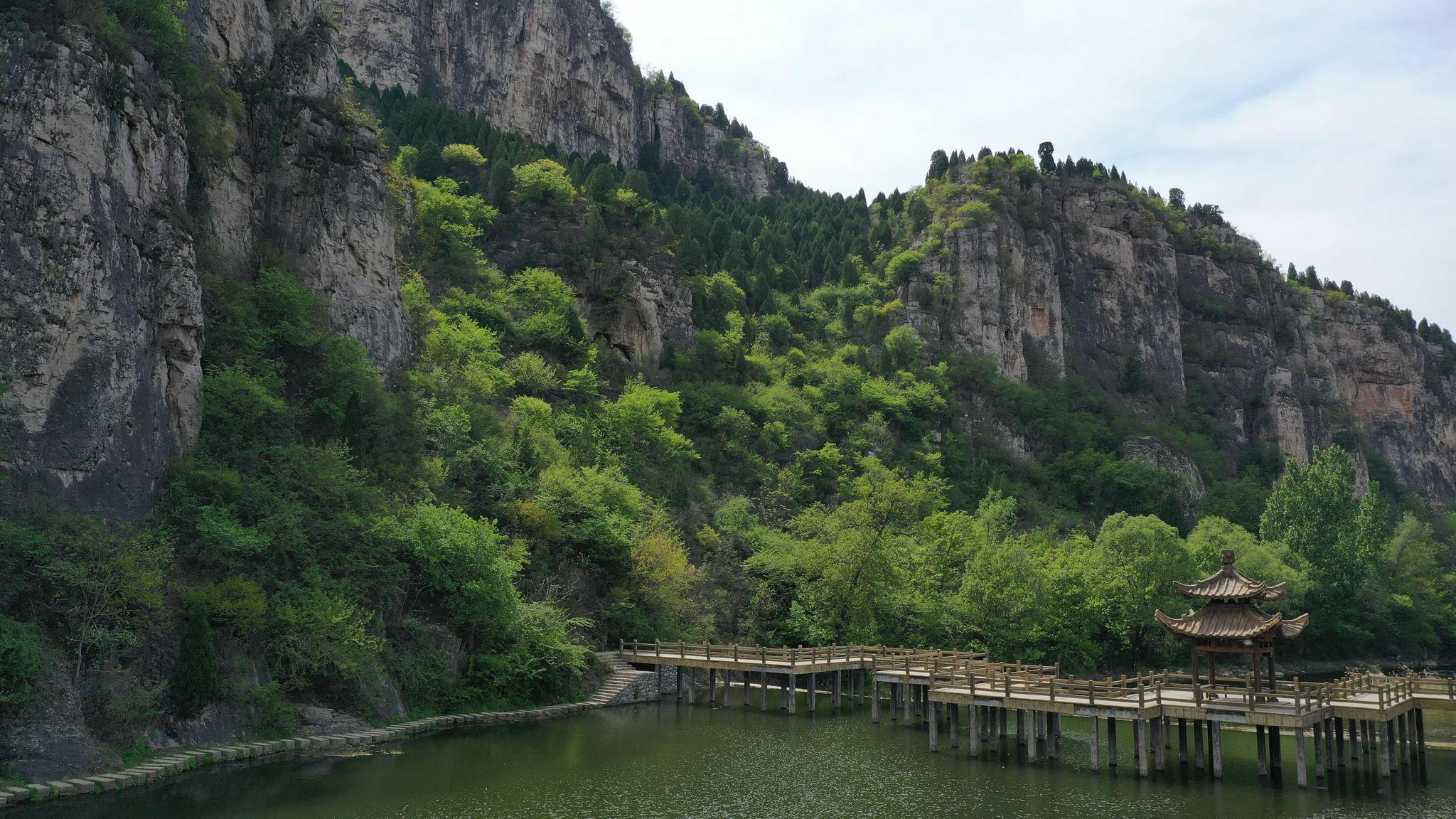 这是4月21日拍摄的济南南部山区锦阳川河周边风景.