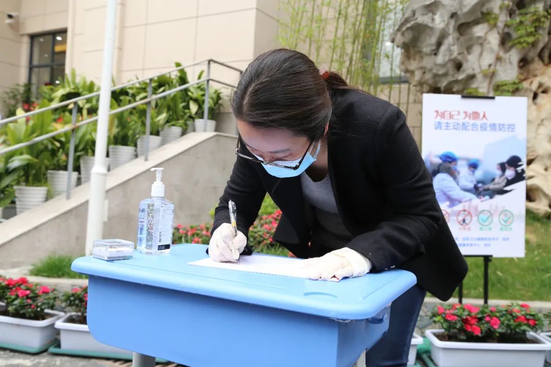 学校放置专人在校门口做好测温、挂号等事情(图为在南洋中学、敬业中学拍摄的画面)