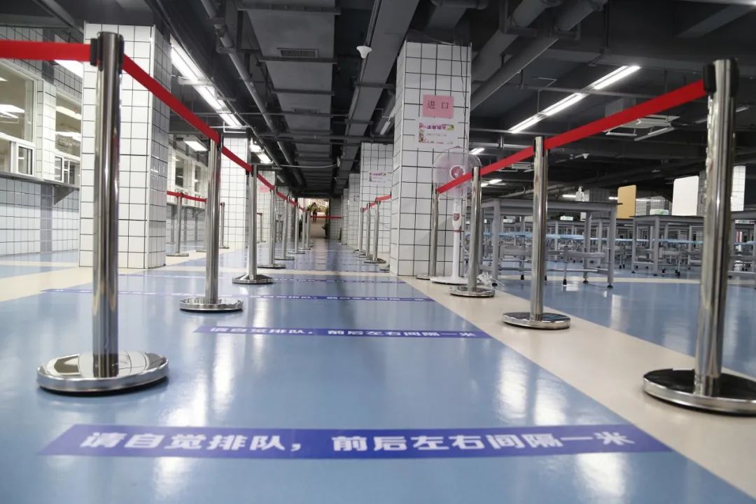 学校在食堂门口预备了洗手液并张贴了温馨提醒(图为在位育中学、敬业中学拍摄的画面)。