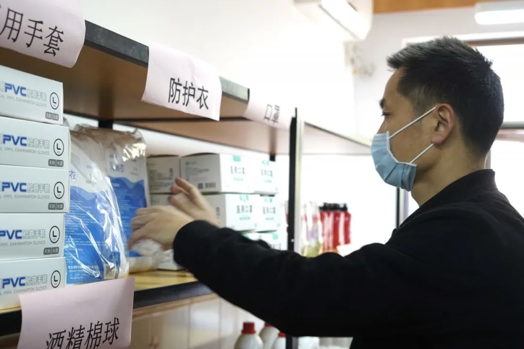 各校经心做好防疫物资预备(图为在敬业中学、上海中学、卢湾中学拍摄的画面)。