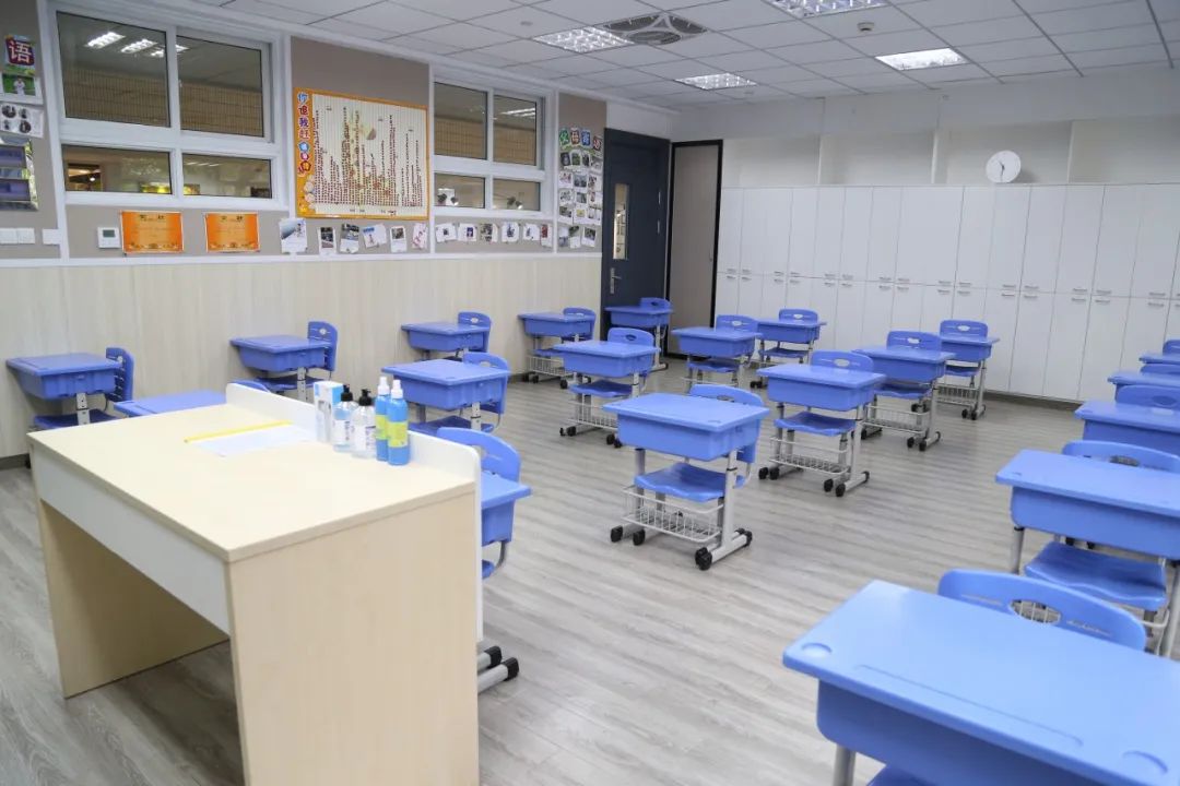 课堂里都配备了额温枪和足够的洗手液(图为在上海中学、敬业中学、黄浦区教诲学院隶属中山学校拍摄的画面)。