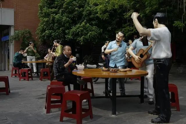 4月8日武汉解封,居民在吉庆街吃早餐。