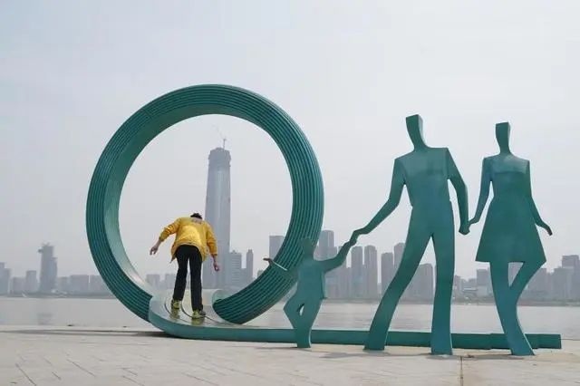 武汉解封后,一位武汉市民在江滩玩耍。中青报·中青网见习记者李强/摄