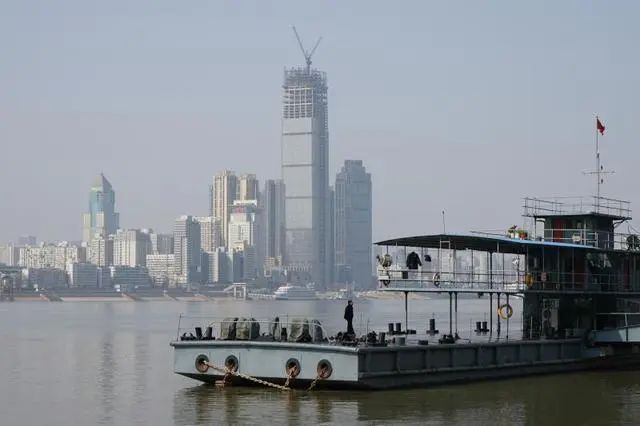 封城期间,有人在码头的船上生活。中青报·中青网见习记者李强/摄