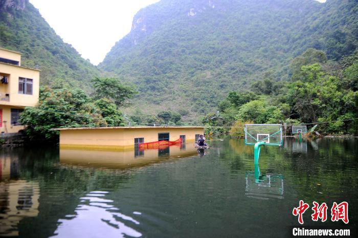 泡在水中的龙北屯文化室。 蒋雪林 摄