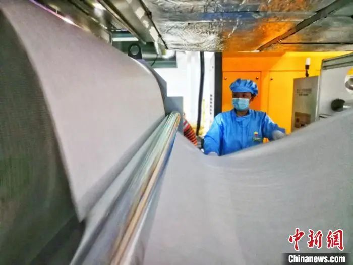 4月15日21时许,甘肃省首条熔喷布生产线在中国石油兰州石化公司建成,产品顺利下线。刘延治 摄