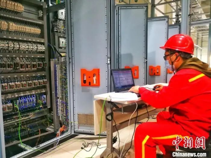 兰州石化员工加班加点完成熔喷布生产线建设。刘延治 摄