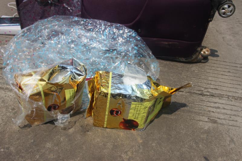 男子为2万元报酬 将4.6公斤冰毒藏42件工艺品中过