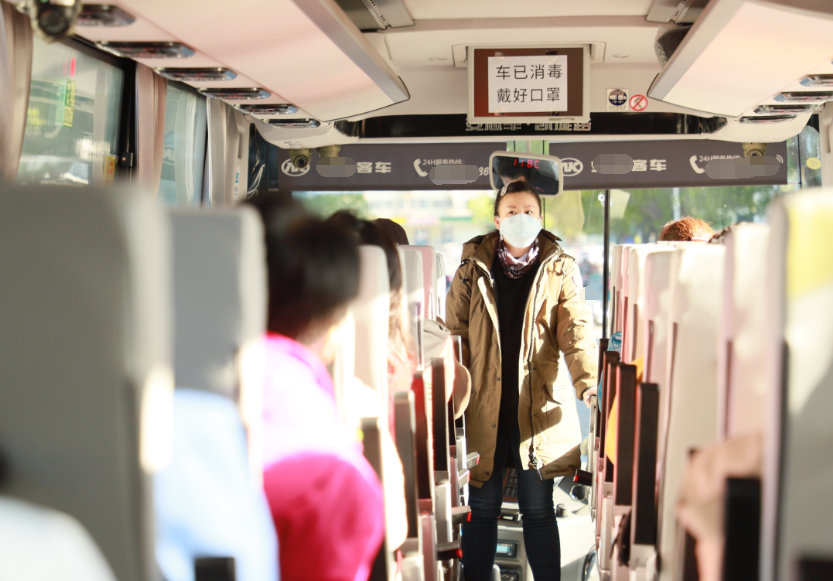北京恢复市内组团游营业,载客旅游大巴车需经由严酷的消毒。图/中青旅翱翔
