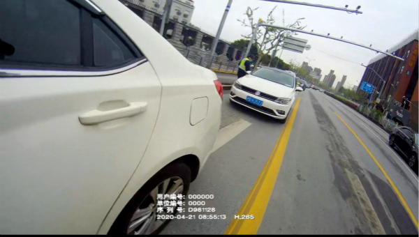 图说：交通执法人员严查非法网约车 采访对象供图