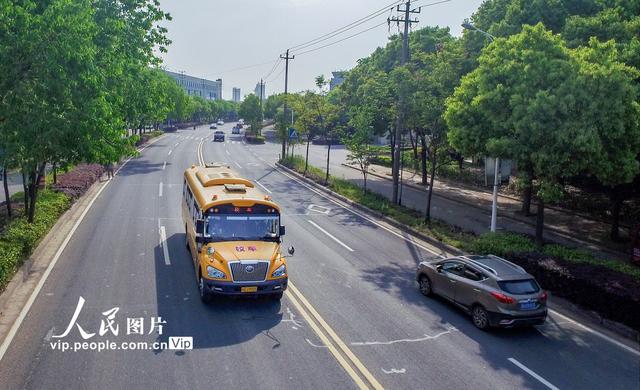 浙江金華:校車護航“復學路”