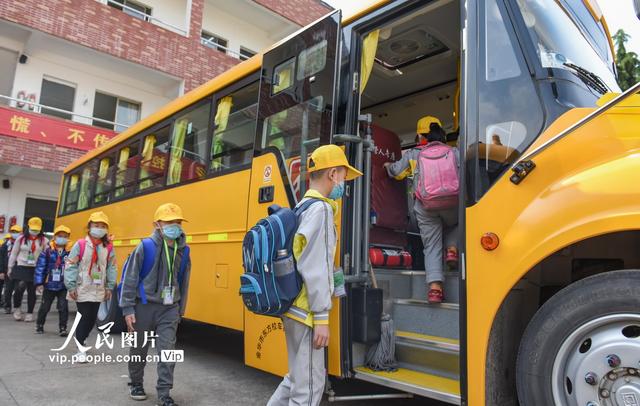 浙江金华：校车护航“复学路”