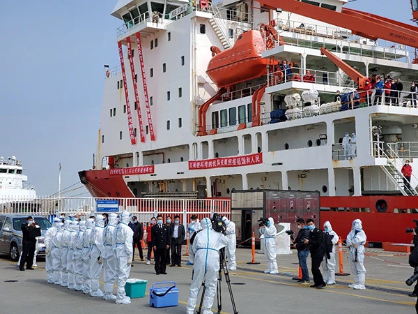 船舶到港后，海关工作人员登船检疫并开展入境人员流行病学调查。