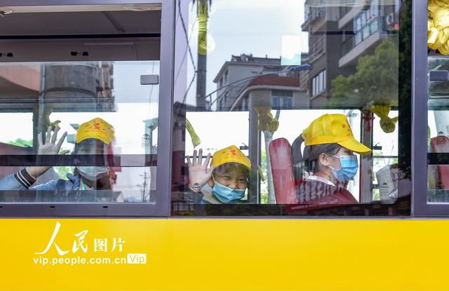 浙江金華👨👩👦:校車護航“復學路”