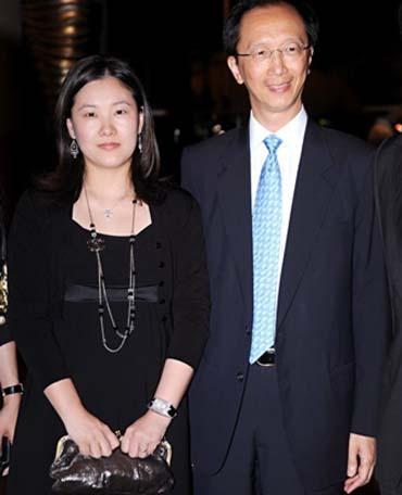 跳水皇后伏明霞近照曝光41岁穿衣休闲很富态68岁老公变小跟班