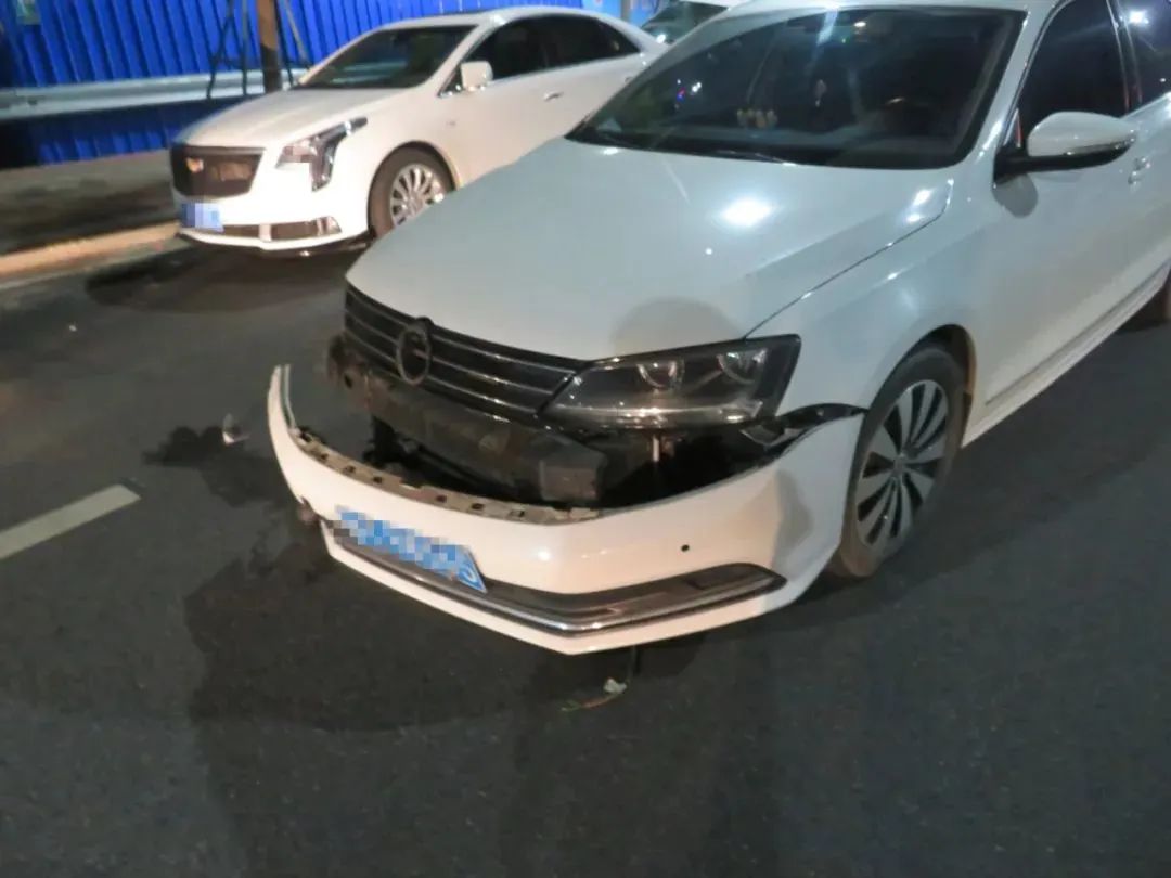 连撞三车 他对天发誓：是我老婆干的！