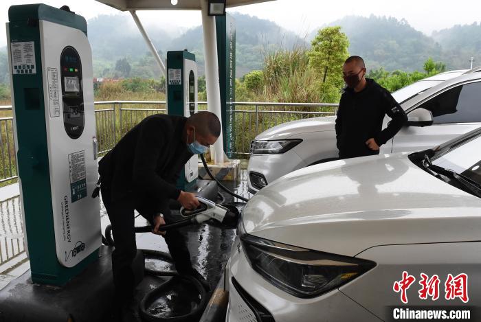 重庆将新建800余个充电桩 完善“一环十射”高速公路电动汽车充电服务网络