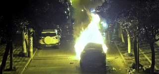 男子深夜醉驾接电话撞固定物 逃离现场途中轿车