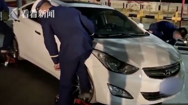 活久见！如此占用消防通道 这个车主“不一般”