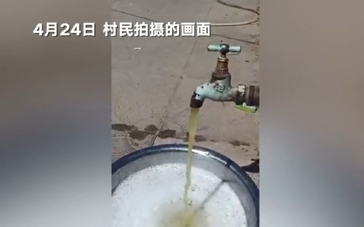 视频表现,自来水发黄且起泡。 新京报“我们视频”截图