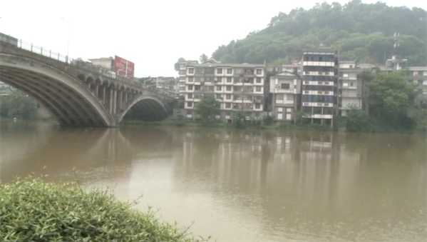 被举报违规执法收钱 男子辞职后浮尸江中