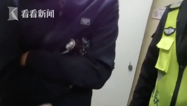 已婚男地铁女厕偷拍 被抓现行不出来...民警怒了