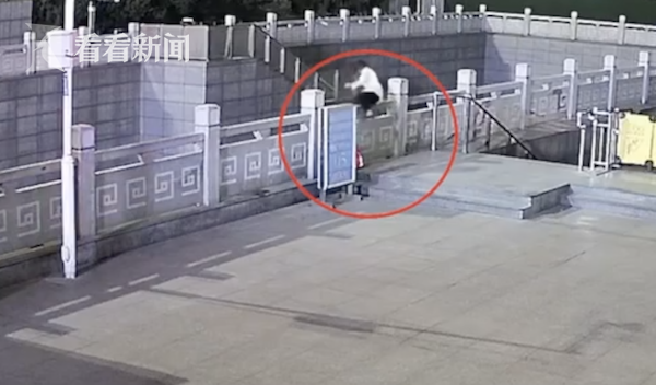 女子因感情问题欲轻生 民警刹那间飞身一把抱回