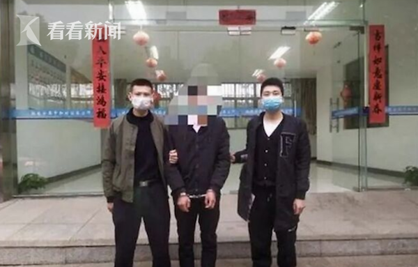 已婚男地铁女厕偷拍 被抓现行不出来...民警怒了