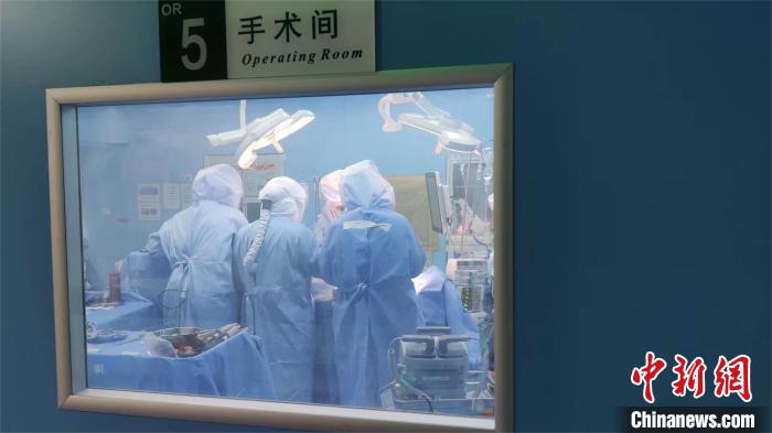 疫情期间武汉同济医院医生为患者进行手术(资料图) 。 童萱 摄