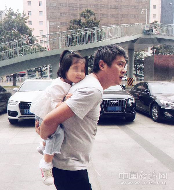 刘俊和女儿的生活照。（叶红鹃 供图）