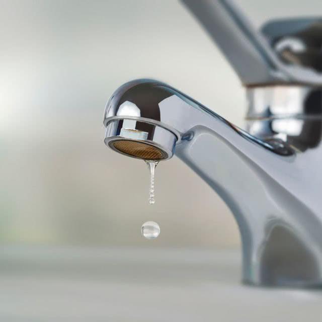 疫情下家里没水喝也无法洗手,美国底特律大量低收入家庭断水数月