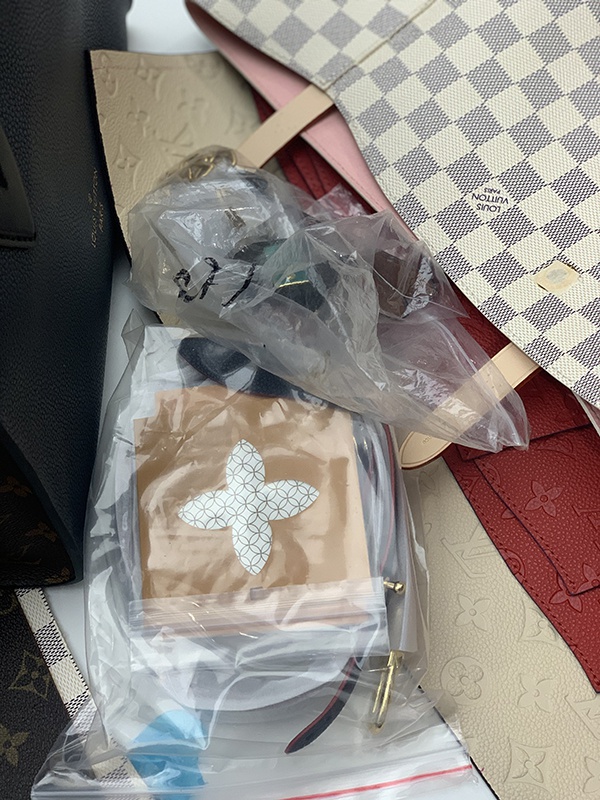 警方查获的假包原材料。澎湃新闻记者 朱奕奕 图